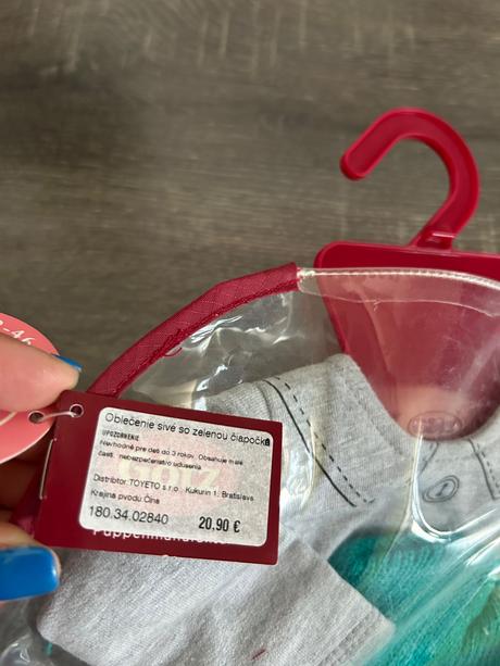 Götz nove oblecenie sive so zelenou čiapočkou, 