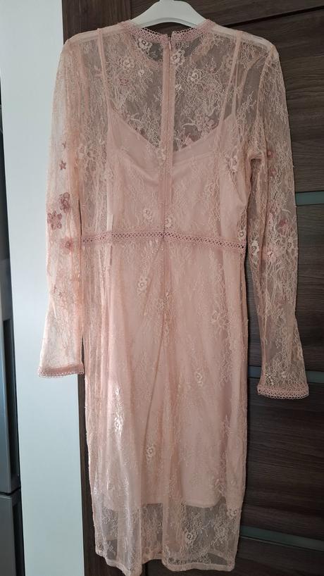 Krajkové šatys výšivkou, 38