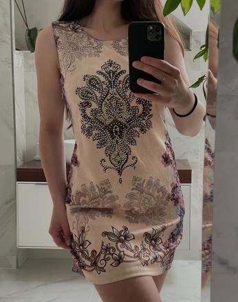 Béžové vzorované šaty, s