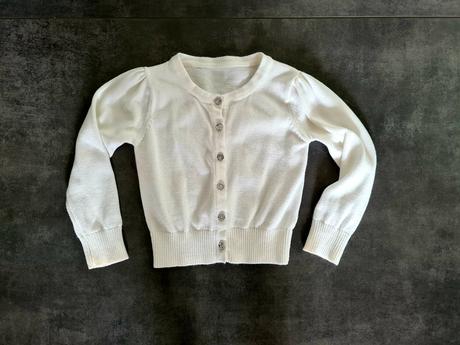 Svetrík s kamienkovými gombíkmi, 98