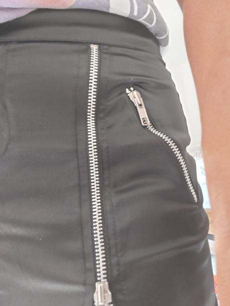 Sexi saténová sukňa so zipsami, s