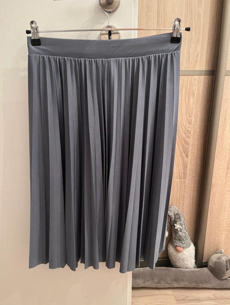 Bledomodrá skladaná sukňa, m