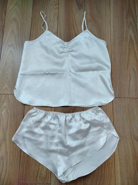 Saténové pyžamo, l