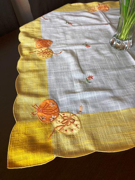 Veľkonočný obrus so žltými vajíčkami, 