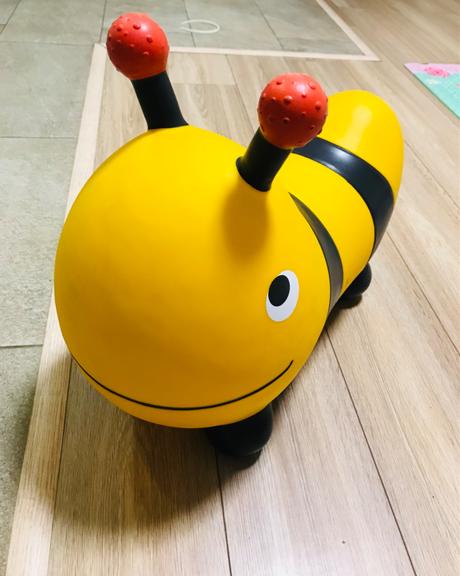 B.toy skakacia vcela,