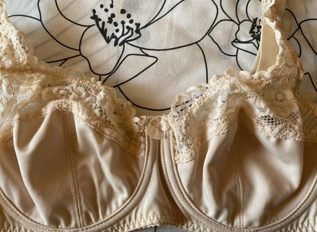 Podprsenka s kosticami a čipkou 90c, 90c