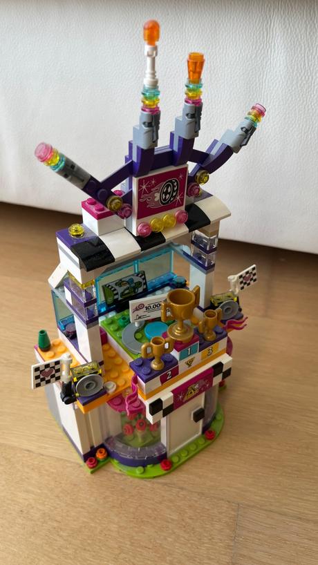 Lego friends - veľké preteky, 