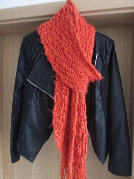 Šál tehlovej farby,