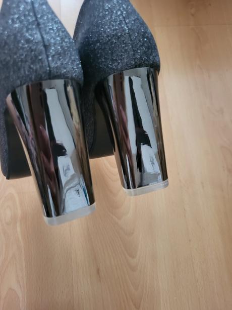 Krásne ligotave lodičky, 39