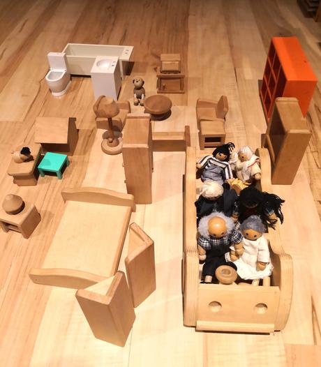 Dreveny nabytok pre babiky + auticko,