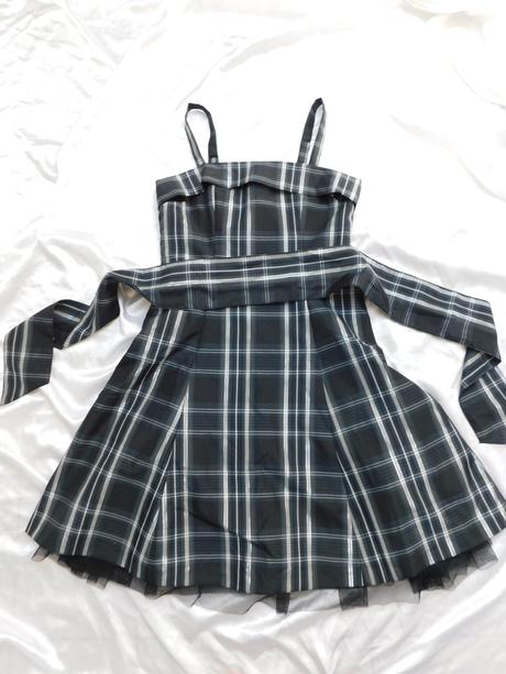 Pekne trendy karo korzetove šaty, 36