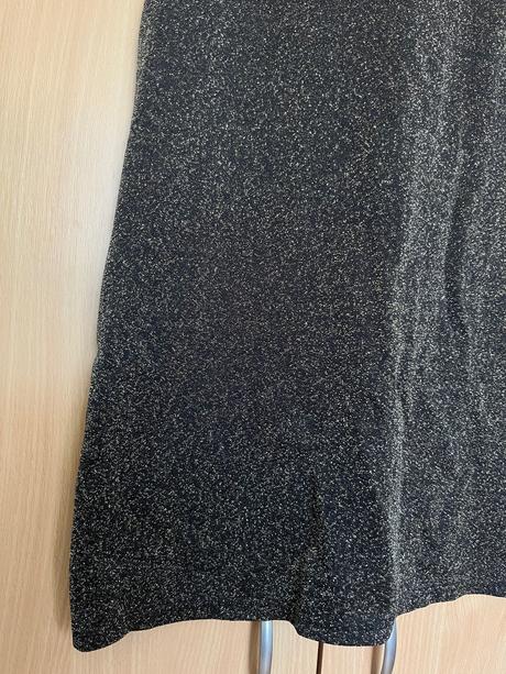 Trblietavé šaty s odhalenými ramenami, s