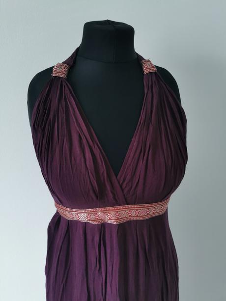 Dlhé fialové šaty v gréckom štýle, s