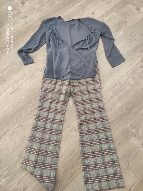 Priehladna seda bluzka, s