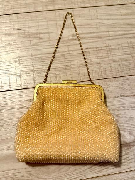 Starozitna kabelka s malymi perlickami, 