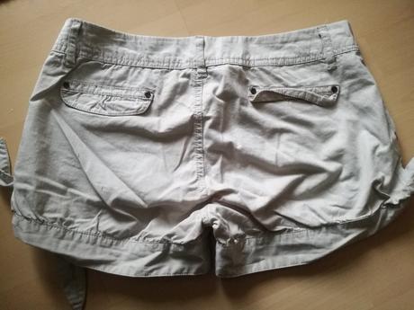 Šedobiele šortky, s