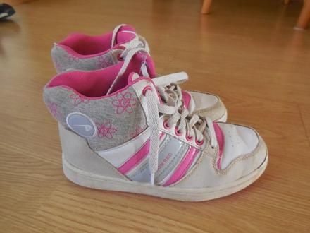 Vyššie tenisky, 34