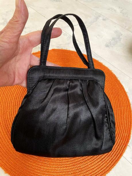 Saténová spoločenská kabelka, 