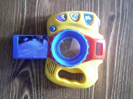 Fotak vydava zvuky hlasy,