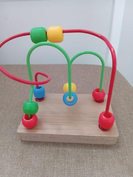 Drevený hlavolam-labyrint,