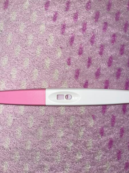 Čo znamená, keď je na teste ružová farba?