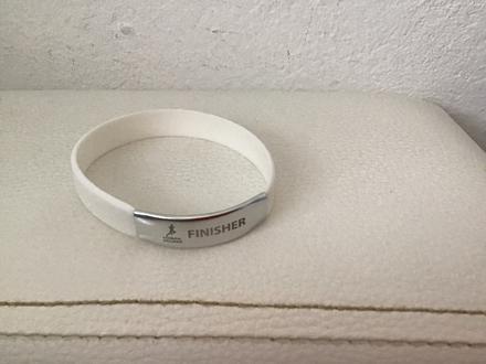 Silikonovy náramok s kovovou častou,