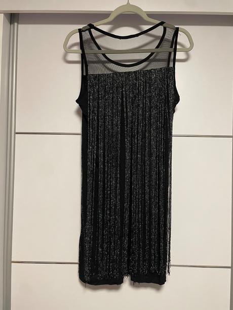 Predám čierne šaty s trblietavým strapcami, 