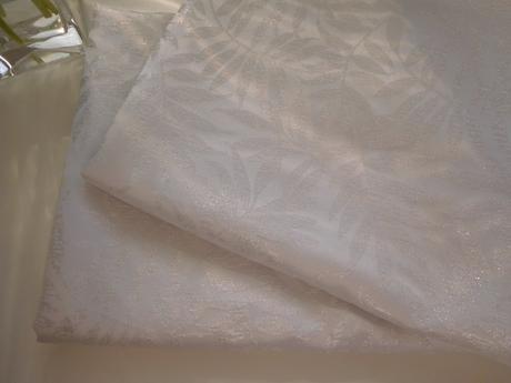 Závesy bielo perleťové vzorované, 