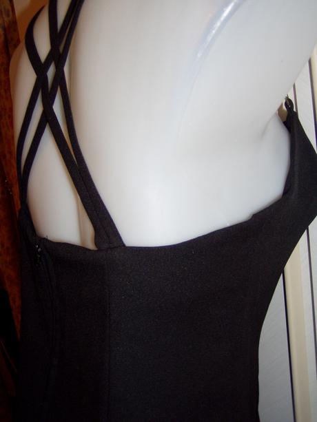 Čierne koktejlové šaty na prekrížené ramienka, 36