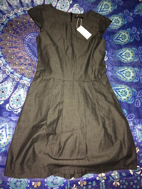 Šedé šaty z jemného plátna, s