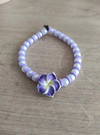 Handmade náramok s kvetinkou a perličkami,