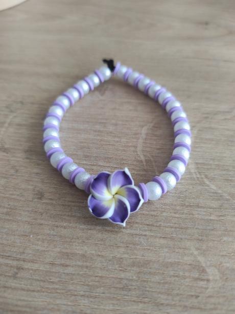 Handmade náramok s kvetinkou a perličkami,