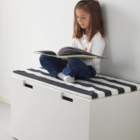 Lavica s priestorom na hračky, 