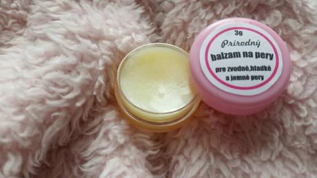 Prírodný balzam na pery,