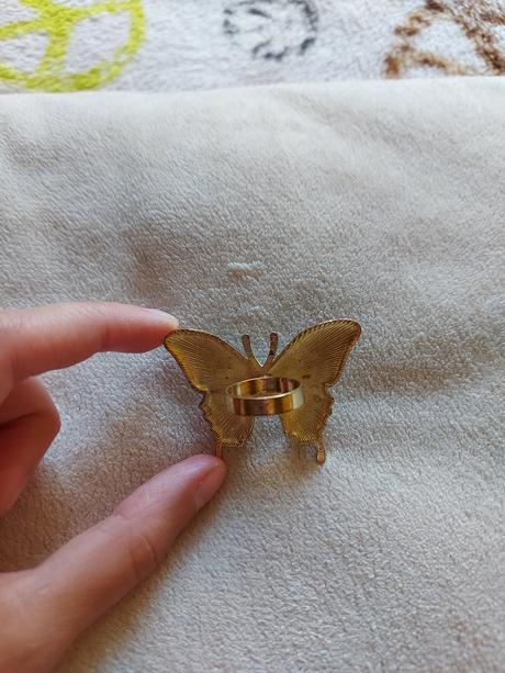 Rôzne druhy prsteňov, hodinky, kvet, motýľ, 