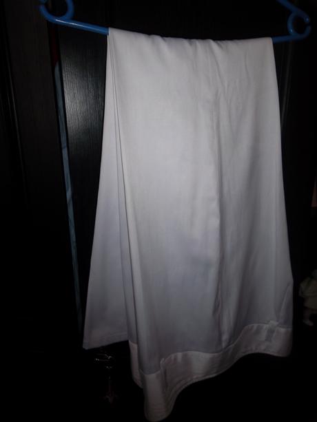 Saténový kostým, 40