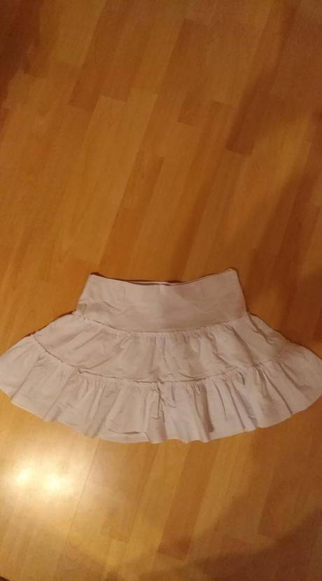 Biela minisukňa, 36