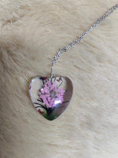 Prívesok z brúseného skla z retiazkou,