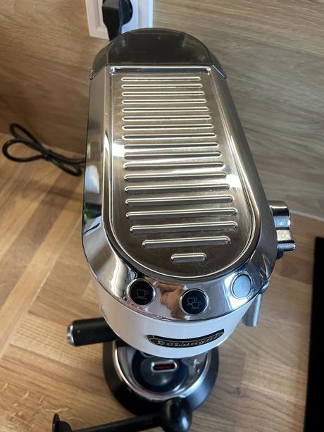 Pákový kávovar delonghi dedica, top stav,