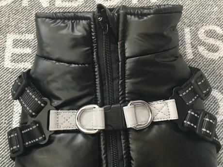 Bunda s postrojom pre mensieho psa,