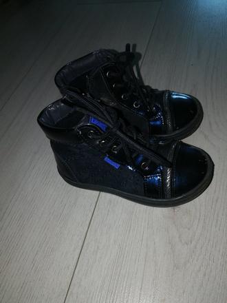 Predam dievcenske topanky, 23