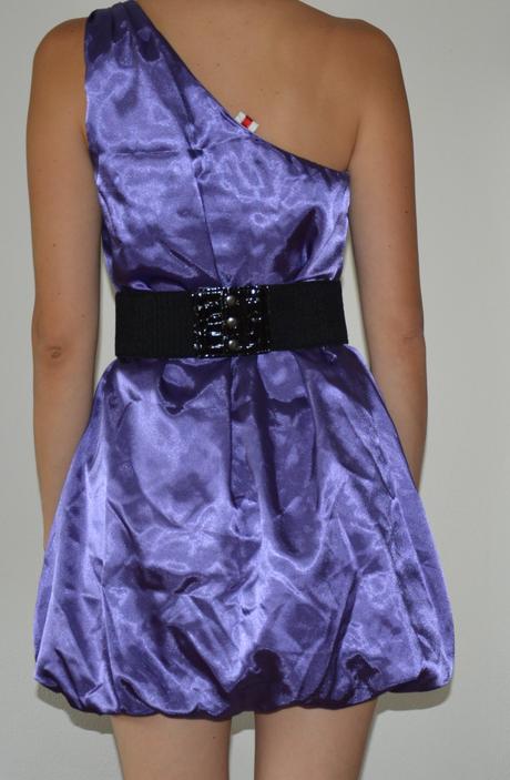 Saty fialove na jedno rameno, m