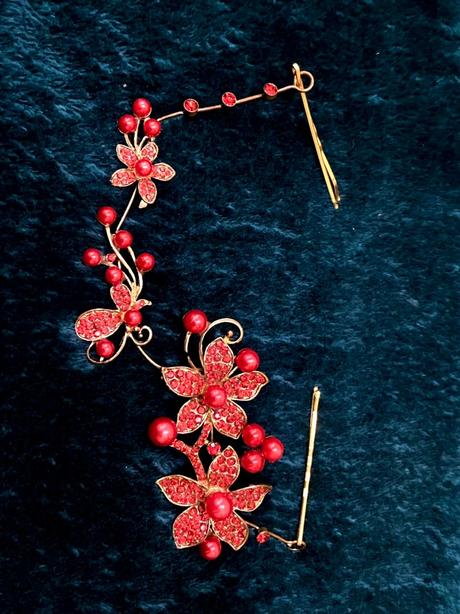 Červený doplnok do vlasov, vhodný napr. na redový, 