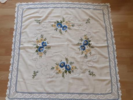 Vyšívaný obrus.,
