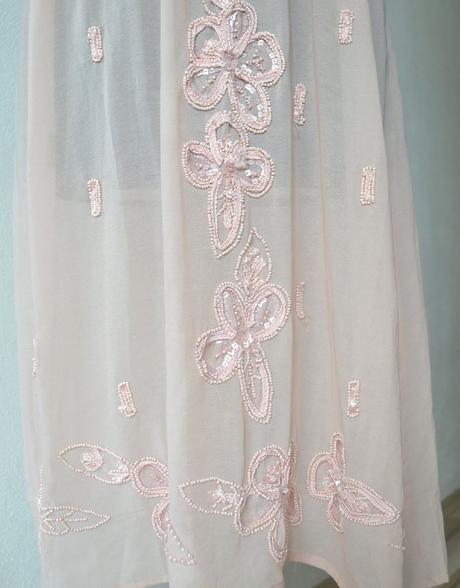 Vyšívané šaty, 42