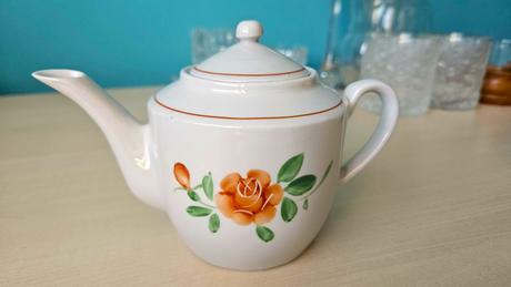 Malý porcelánový čajník, vintage, zn. d.p.r.k.,