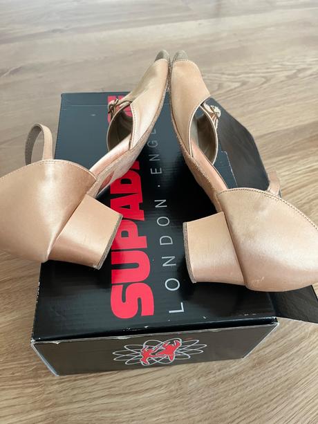 Tanečné topanky, 33