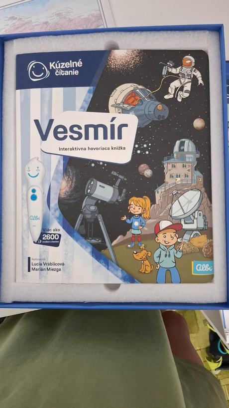 Interaktívny glóbus, kniha vesmír a pero,