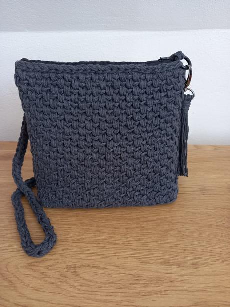 Hačkovaná kabelka crossbody,