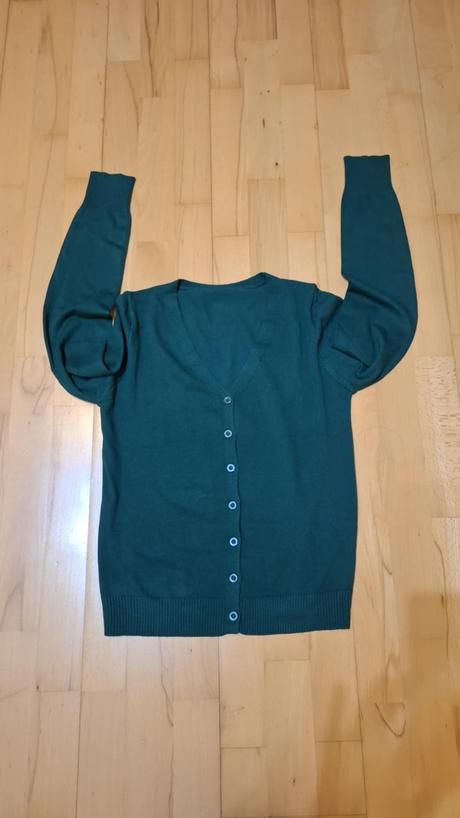 Tmavo zeleny svetrik na gombiky, s